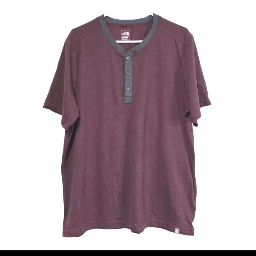 The North Face Men's XL Flashdry Burgundy Casual Shortsleeve T-shirt